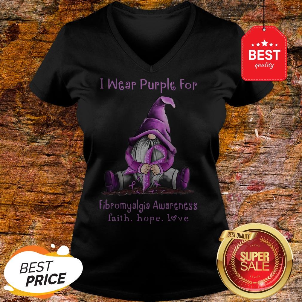 Gnome I Wear Purple For Fibromyalgia Awareness Faith Hope Love V-Neck Gnome I Wear Purple For Fibromyalgia Awareness Faith Hope Love V-Neck