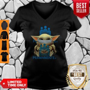 Top Baby Yoda Mask Hug Kaiser Permanente V-Neck