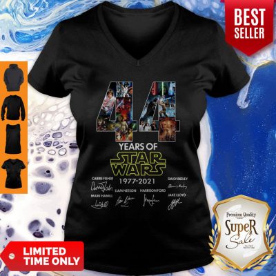 Pretty 44 Years Of Star Wars 1977-2021 Signatures V-neck