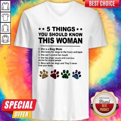 5 Things You Should Know This Woman She Is A Dog Mom V-neck