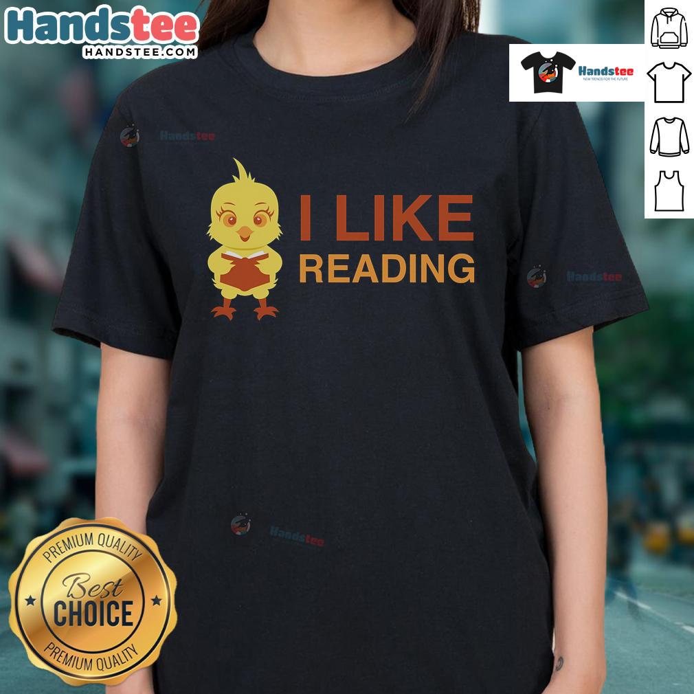 Cute chicken reading a book on a ladies tee, perfect for book lovers and chicken enthusiasts alike.