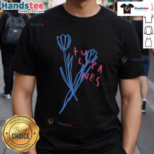 Alt Text: Nice Chiara Oliver Concepto Tulipanes T-Shirt featuring vibrant tulip design on a stylish, comfortable fabric.