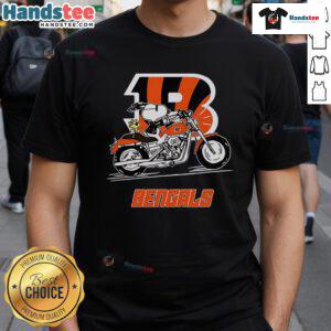 Nice Snoopy and Woodstock driving motorbike on Cincinnati Bengals T-shirt, perfect for fans and casual wear.