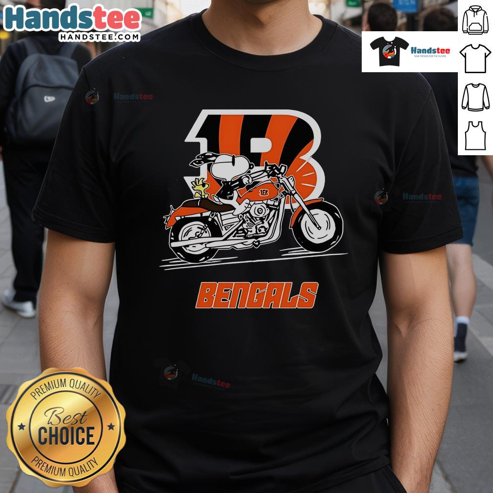 Nice Snoopy and Woodstock driving motorbike on Cincinnati Bengals T-shirt, perfect for fans and casual wear.