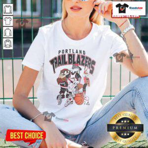 Vintage 00s Looney Tunes Portland Trail Blazers NBA ladies tee featuring classic cartoon graphics and sporty design.