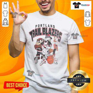Vintage 2000s Looney Tunes Portland Trail Blazers NBA basketball T-shirt featuring iconic cartoon characters.
