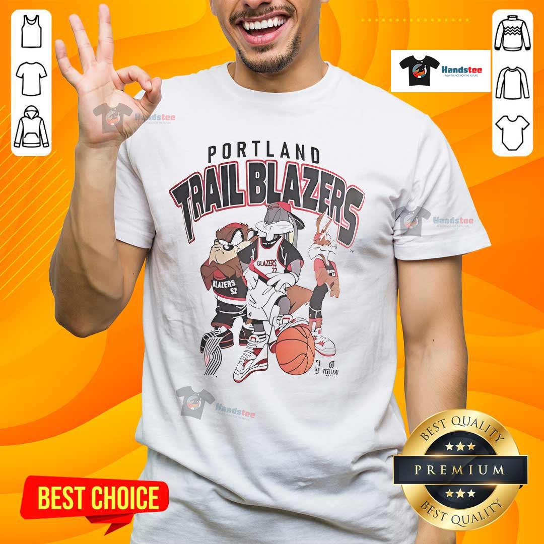 Vintage 2000s Looney Tunes Portland Trail Blazers NBA basketball T-shirt featuring iconic cartoon characters.