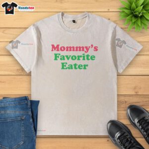 Top Mommy's Favorite Eater washed t-shirt in soft cotton, perfect for casual wear and expressing love for food.