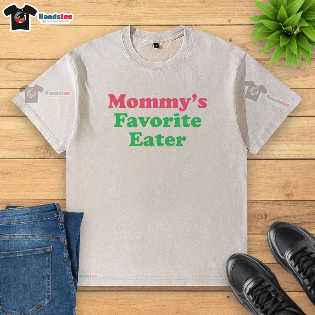 Top Mommy's Favorite Eater washed t-shirt in soft cotton, perfect for casual wear and expressing love for food.